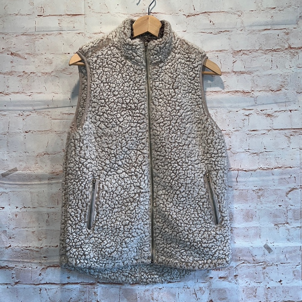 Thread and Supply Sherpa Vest Zip up pockets oatmeal collared neckline Medium